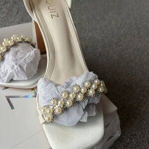 Zinc Elegant Pearl Bow Heels in Cream